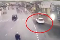 Clip: Ô tô lao lên vỉa hè tông chết cô gái đang đi bộ