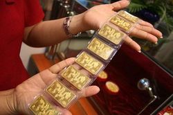 Chứng khoán, USD tăng mạnh đẩy giá vàng thoái lui