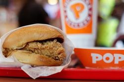 Bị đâm chết vì chen lấn xếp hàng mua sandwich gà ở Mỹ