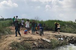 Quảng Ngãi: Cấm đò sau tai nạn, dân ốc đảo 'chôn chân'