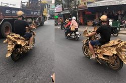 Chết cười chàng trai độ xe máy như 'bàn thờ' dạo quanh phố