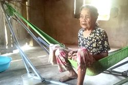 Món quà 'khó xử' với các cụ già neo đơn Quảng Bình