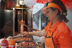 Xe bánh mì Kebab của 3 mẹ con Hà Nội đắt khách tại thủ phủ thốt nốt
