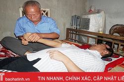 Không tiền chữa bệnh, vợ chồng bệnh binh già nuốt nước mắt nhìn con nằm liệt giường