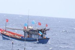 Hải quân cứu tàu cá Phú Yên cùng 6 ngư dân trôi dạt trên biển