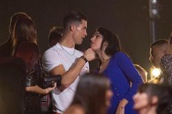 Ronaldo gây sốt vì liên tục 'sờ' vòng ba của bạn gái ở sự kiện âm nhạc