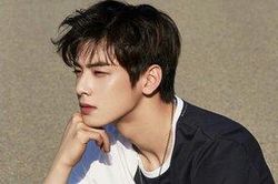 Eunwoo (ASTRO) lại chứng minh vẻ đẹp của mình kể cả khi đang ăn