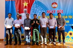 Nhân dân ấp Tân Bình tích cực xây dựng các tuyến đường sáng - xanh - sạch - đẹp