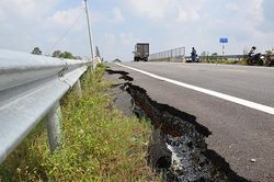 Đường dẫn cầu vượt cao tốc Đà Nẵng – Quảng Ngãi nứt toác