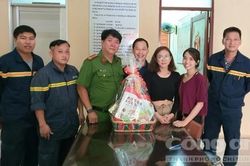 Người dân cám ơn Cảnh sát PCCC đã cứu mình trong đêm