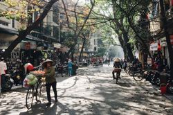 Hà Nội đêm lạnh, sáng sớm sương mù, ngày nắng ấm