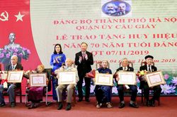Quận ủy Cầu Giấy trao Huy hiệu 75 năm và 70 năm tuổi Đảng cho các đảng viên