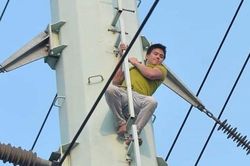 Thanh niên nghi ngáo đá 'cố thủ' trên cột điện cao thế