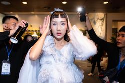 Góc tối chân dài sàn catwalk: Gia đình từ mặt, bật máu vì giày cao gót
