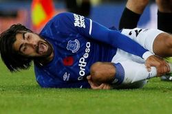Andre Gomes chống nạng trở lại Everton sau ca phẫu thuật