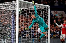 Chelsea 4-4 Ajax: Thủ thành Kepa thành trò cười với pha phản lưới bằng... mặt hài hước