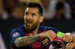 Arsene Wenger: 'Barca chỉ biết trông chờ Messi, đá như đội đang khủng hoảng'