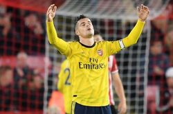 Xhaka bị giáng chức, Aubameyang lên làm đội trưởng Arsenal