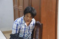 Con nghiện mang kim tiêm đi ăn trộm, bị người dân khống chế