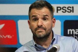 LĐBĐ Indonesia sa thải HLV Simon McMenemy