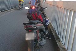 Người đàn ông dừng xe máy giữa cầu Thăng Long rồi bất ngờ nhảy xuống sông Hồng tự tử