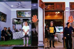 Đám cưới sát vách chỉ cách nhau đúng một bức tường của cặp cô dâu chú rể khiến dân mạng phấn khích