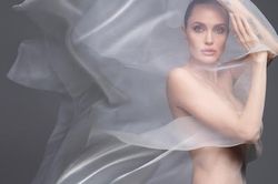 Angelina Jolie khiến fan thổn thức khi bán khỏa thân đẹp ảo diệu trên tạp chí