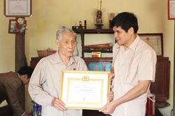 Trao Huy hiệu 70 năm tuổi Đảng tại huyện Tam Nông