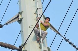 Thanh niên nghi ngáo đá leo cột điện cao thế... cố thủ
