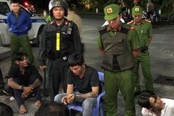 Ba thanh niên đi chơi đêm mang theo kiếm và ma túy