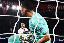 Keylor Navas bắt gọn penalty trong trận PSG thắng 1-0