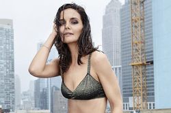 Katie Holmes chụp ảnh nội y ở tuổi 41