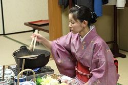 Nhà hàng Nhật cấm nhân viên nữ đeo kính cận vì không hợp với kimono
