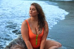 Siêu mẫu ngoại cỡ bị ném đá vì diện bikini xẻ ngực quá sâu