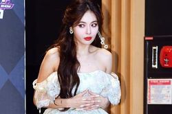 HyunA diện đầm trễ vai trên thảm đỏ