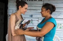 Angelina Jolie khuyến khích phụ nữ 'hãy là chính mình'