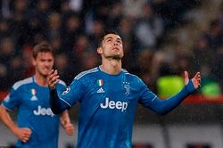 Vì sao Juve vào vòng 1/8 Champions League mà Ronaldo vẫn buồn?