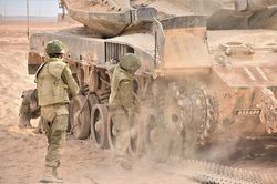 Kíp lái siêu tăng Merkava vượt qua 'ác mộng' đứt xích giữa đường thế nào?