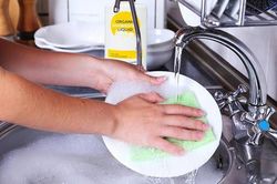 Sai lầm 'độc khủng khiếp' khi rửa bát đũa khiến cả nhà mang bệnh