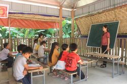 Tê tái học sinh học trong phòng tranh tre nứa lá