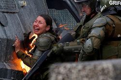Nữ đặc nhiệm Chile bị ném bom xăng, gào thét đau đớn