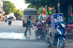 Ngang nhiên lấn chiếm vỉa hè lòng đường ở thị trấn Đô Lương