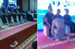 Giám đốc quì gối, rửa chân cho các nhân viên xuất sắc