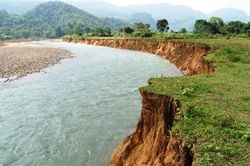 Sông Sê Băng Hiêng sạt lở nặng, nhiều đất sản xuất bị cuốn trôi
