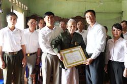 Đồng chí Trần Ngọc Thực trao tặng Huy hiệu Đảng cho đảng viên tại xã Sơn Nam