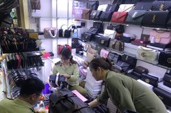 Thu giữ hàng nghìn sản phẩm nghi giả thương hiệu nổi tiếng tại Sài Gòn Square và chợ Bến Thành