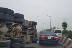 Lật ô tô đầu kéo trên đường Trường Sa khiến giao thông ùn tắc