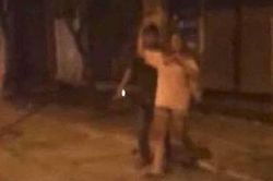 Hà Nội: Nam thanh niên cầm dao dí vào cổ bạn gái uy hiếp trong đêm khiến nhiều người sợ hãi