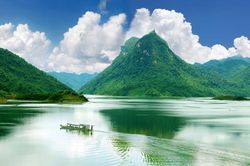 Khám phá 'vịnh Hạ Long' trên cạn
