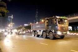 Xe tải nặng lao ầm ầm trong giờ cấm ở TP.HCM